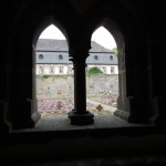 B-RC03-RW-Kloster_Arnsburg-38-Kloster-Arnsburg-Kriegsgräber-Kapellenblick-WEB